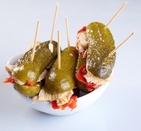 Traineras (Pepinillo relleno de bonito escabeche y pimiento)
